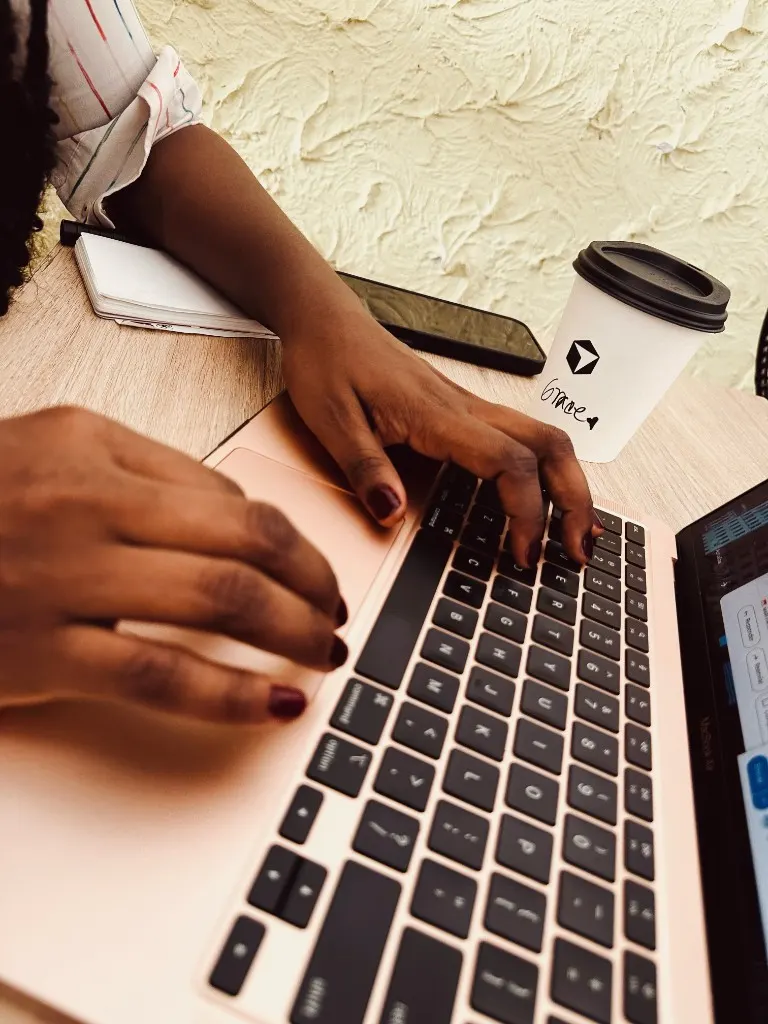 Manos sobre el teclado escribiendo código