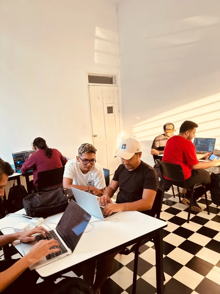 Práctica en vivo programando sobre laptops